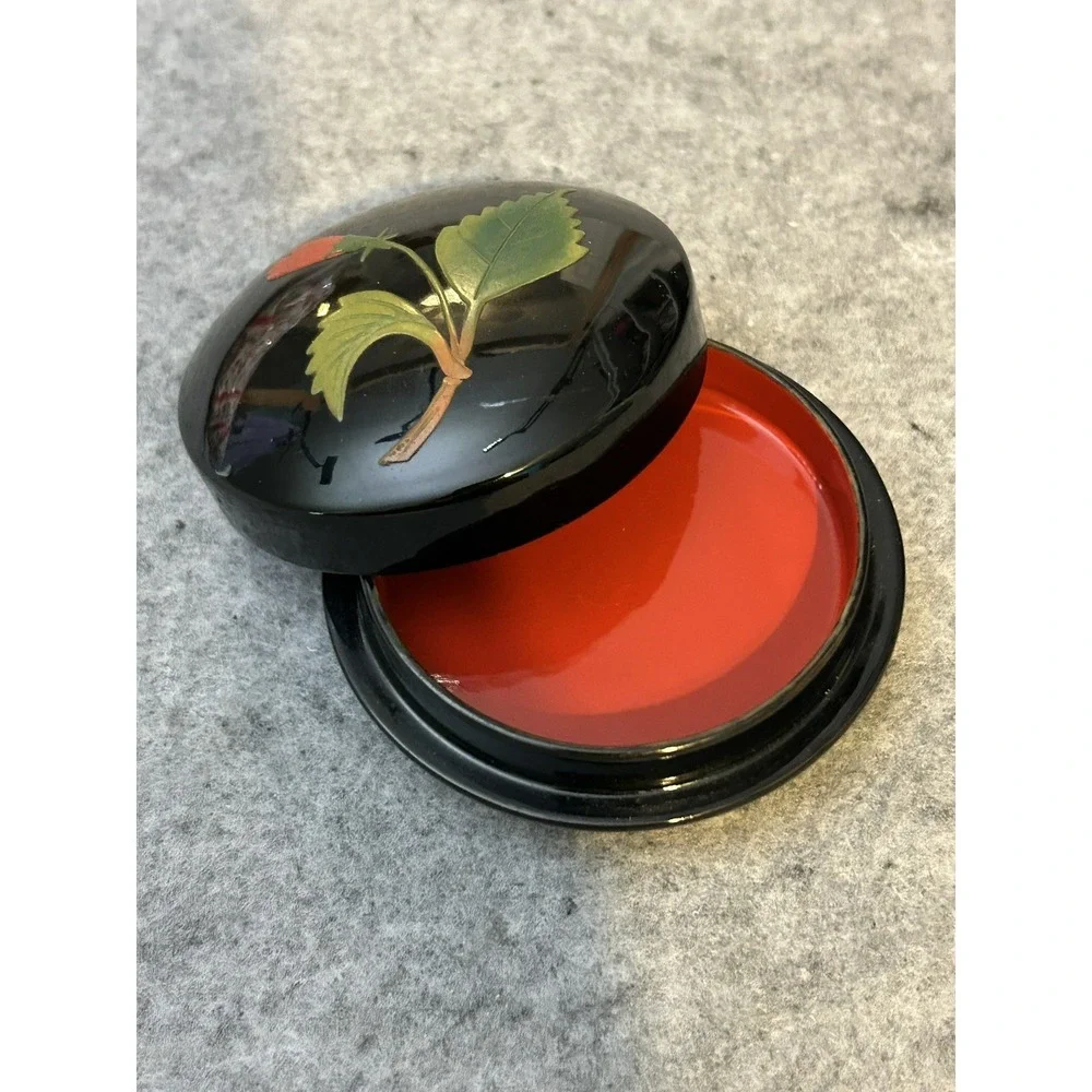 Vintage Japanese Wooden round lid trinket box Ryukyu Lacquer Ware, Flower